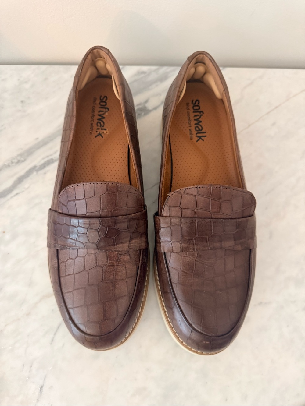 SoftWalk Women's Brown Croc-Embossed Slip-On Loafers. 9.5w